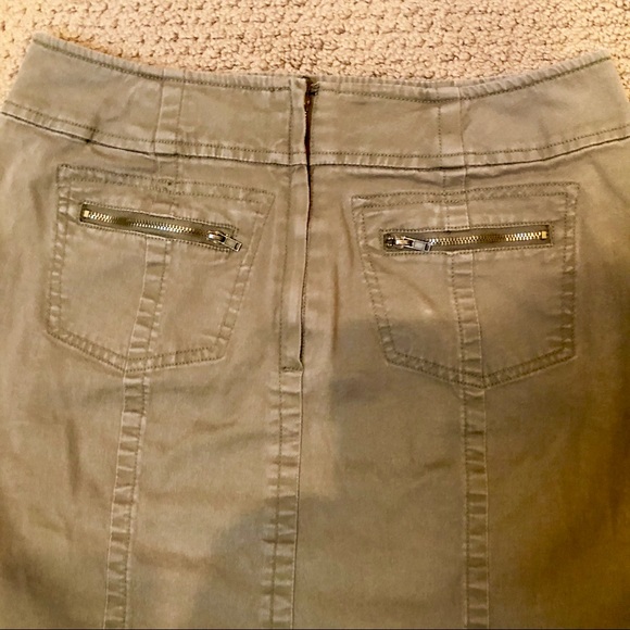 Like new Jones Wear Jeans khaki skirt. Sz 4 - Picture 4 of 5